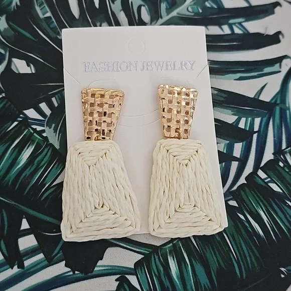 Elegant Gold and Cream Woven Earrings - Picture 2 of 3
